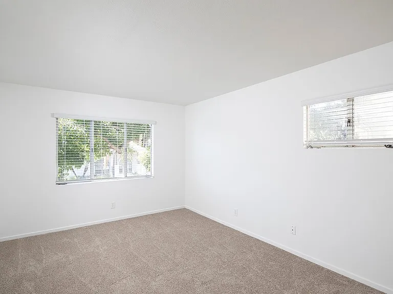 La Jolla / Village Area - Upstairs One Bedroom in the Village! — Photo 8