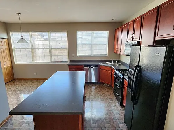 1615 W Turtle Creek Ln, Round Lake, IL 60073