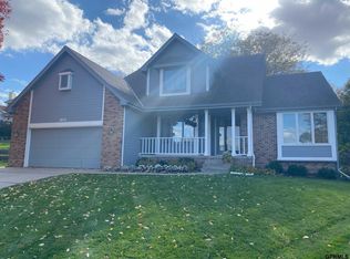 814 Hickory Hill Cir, Papillion, NE 68046