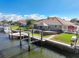 9453 Treasure Ln NE, Saint Petersburg, FL 33702