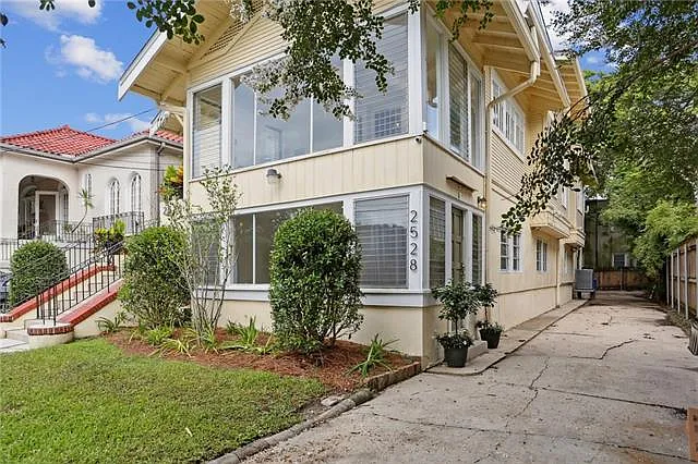 2526 Jefferson Ave — Photo 2