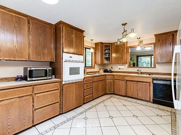 4th image of 2220 E St. Andrews