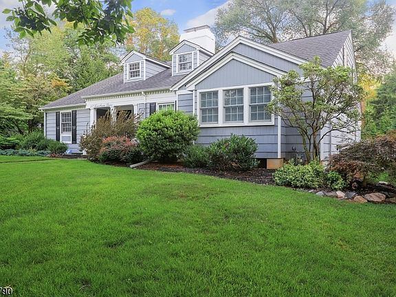 2nd image of 10 Hawthorn Dr