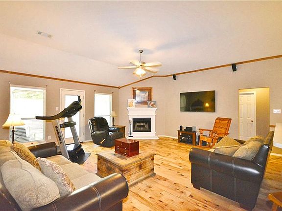 2nd image of 901 Green Acres Ln
