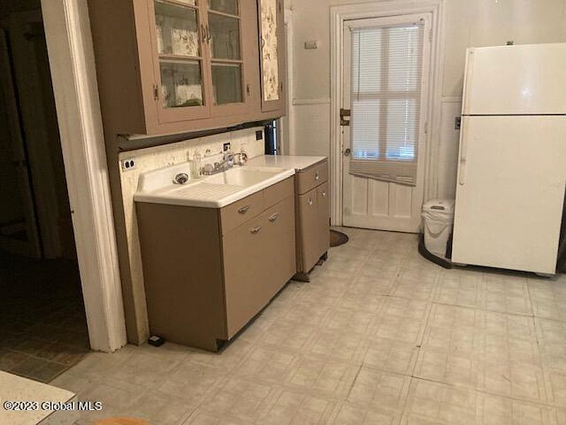 4th image of 882 3rd Avenue