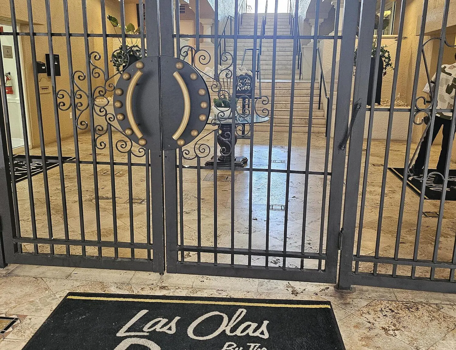 Las Olas By The River — Photo 1