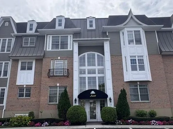 578 Pacing Way, Westbury, NY 11590