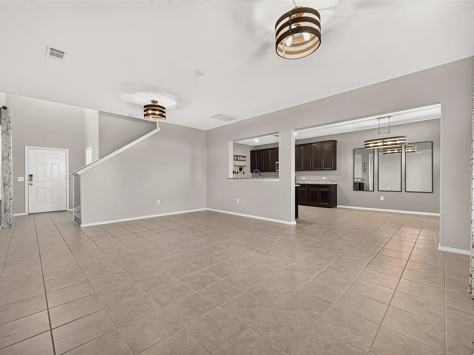 4 bed, 2.5 bath, 1990 sqft, $2,300 — Photo 4
