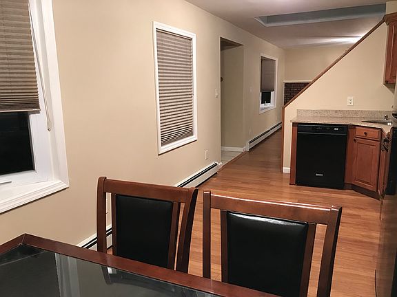 4th image of 417 Gardiners Ave