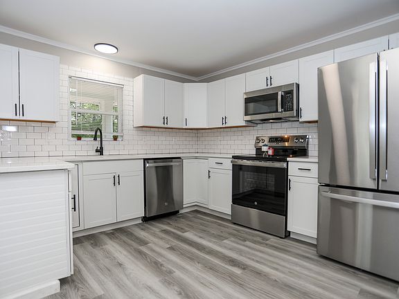 3rd image of 327 Dakota St
