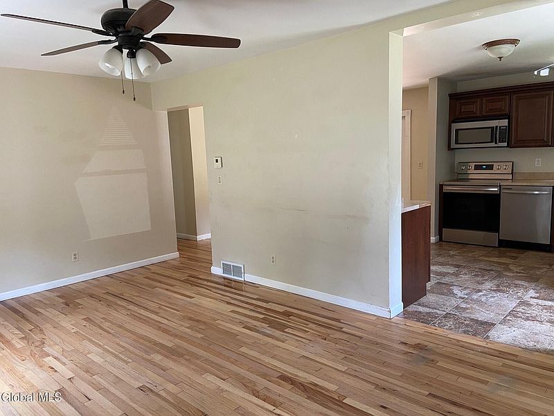 4th image of 10 Mockingbird Lane