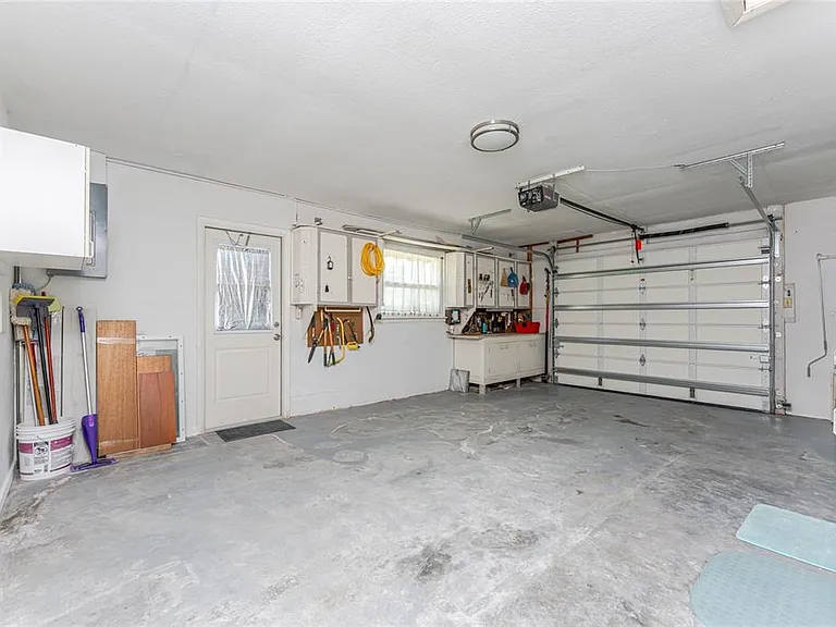 1720 Florence Ave — Photo 34