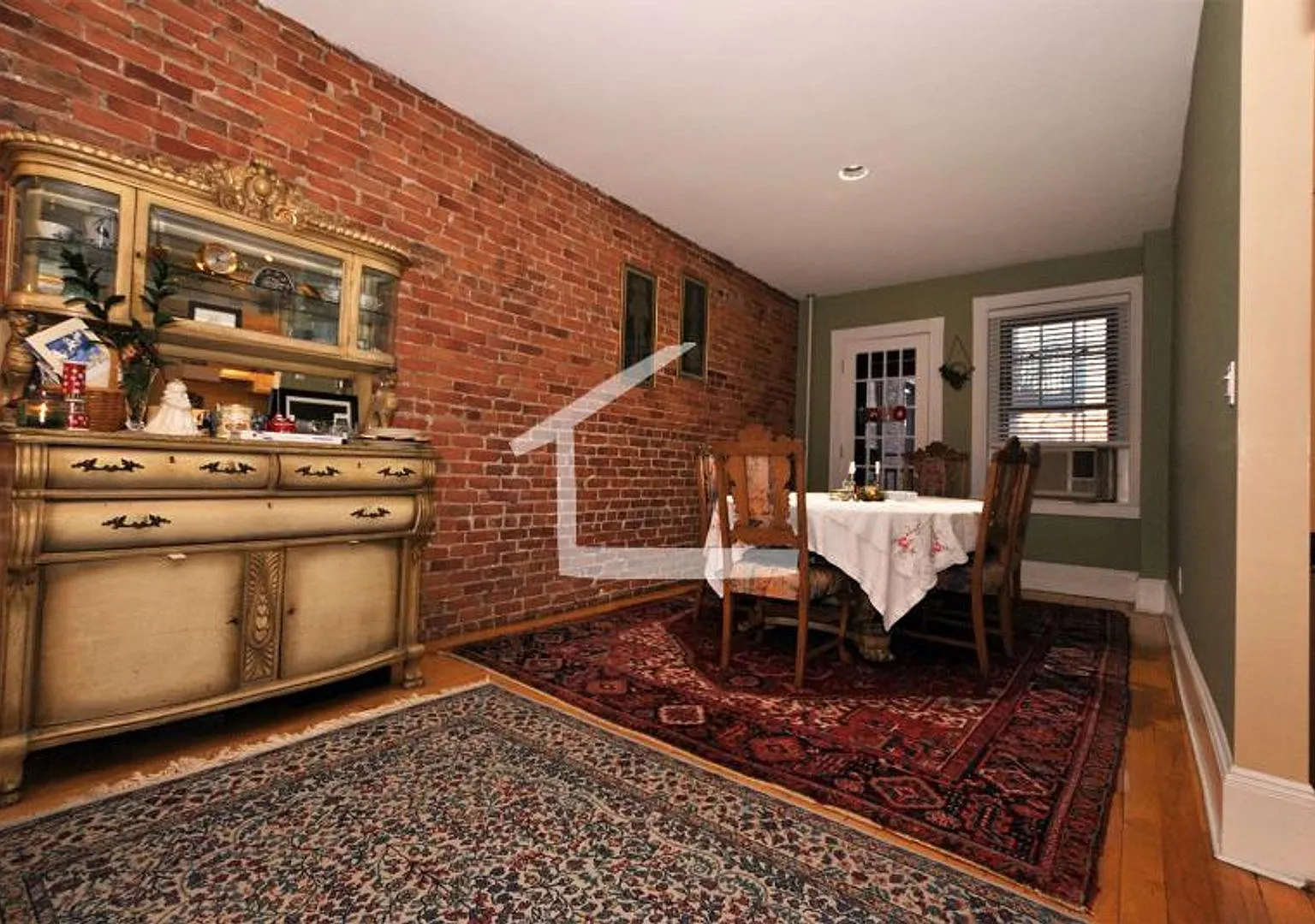 Fantastic Packards Corner Apt (No Undergrads, sorry!) w Laundry in Unit! Exposed Brick, Ht and HW... — Photo 4