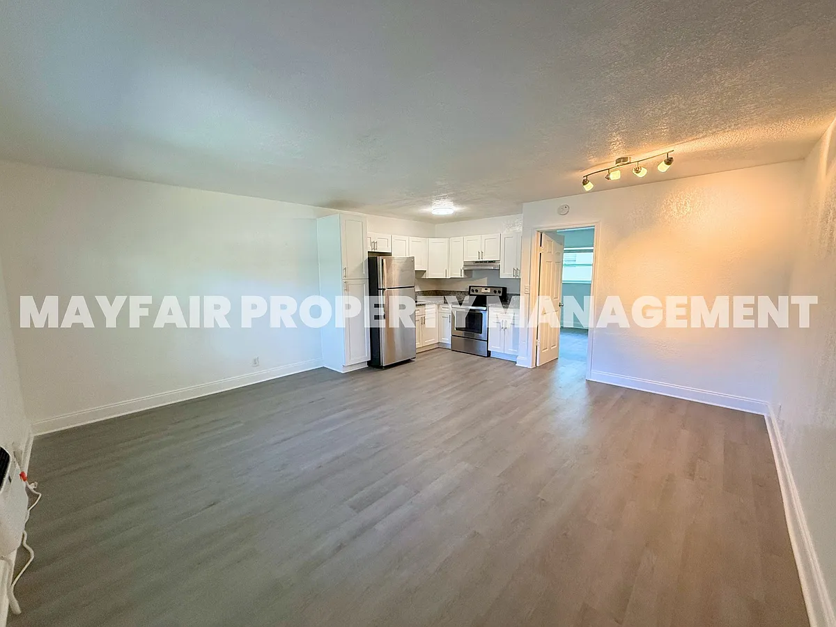 Building Photo - 240 SW 8th St #2