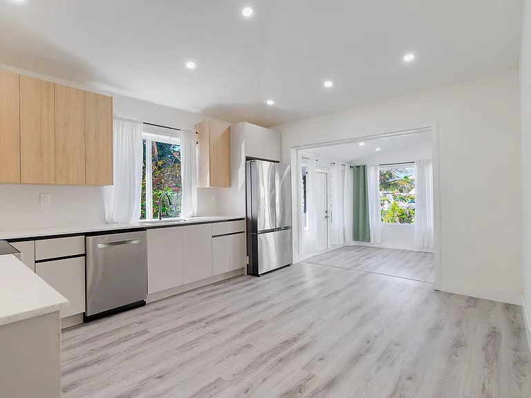 113 SE 8th Ave — Photo 8