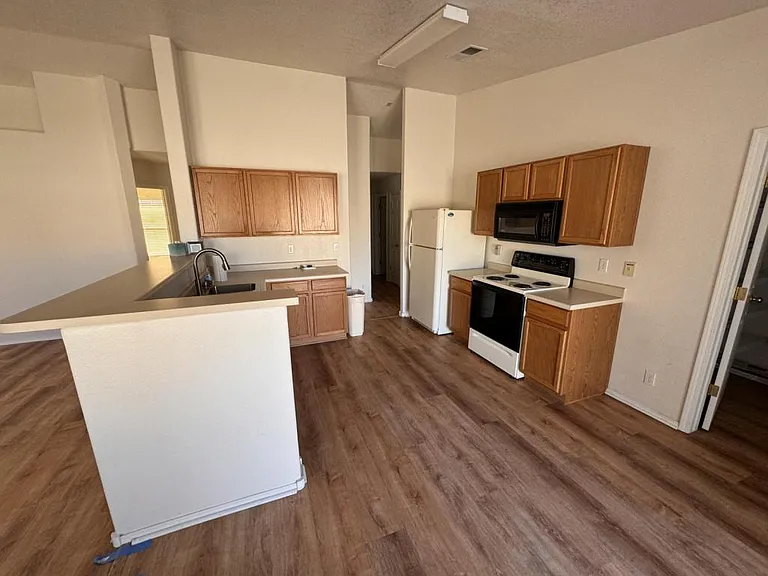 5009 Woodhaven Dr NE — Photo 3