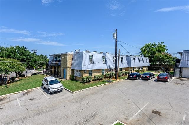 1st image of 612-614 Londonderry Ln