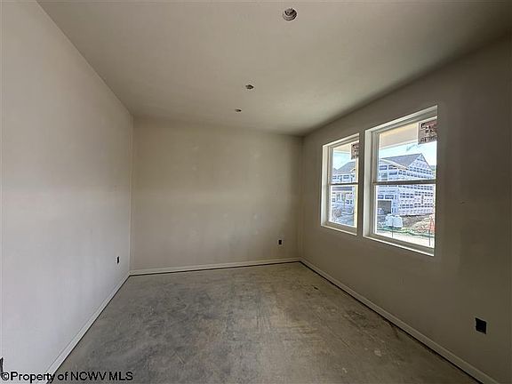 3rd image of 814 Bogey Ln