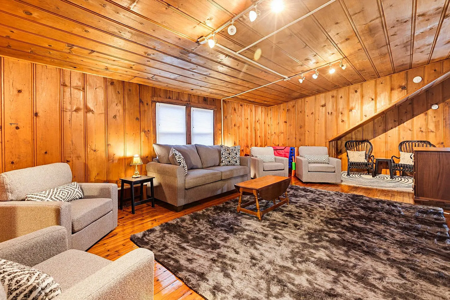 3 bed, 1.0 bath, 1496 sqft, $3,703 — Photo 3
