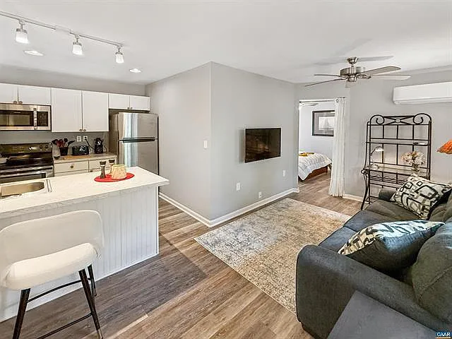 1017 Grove St — Photo 3
