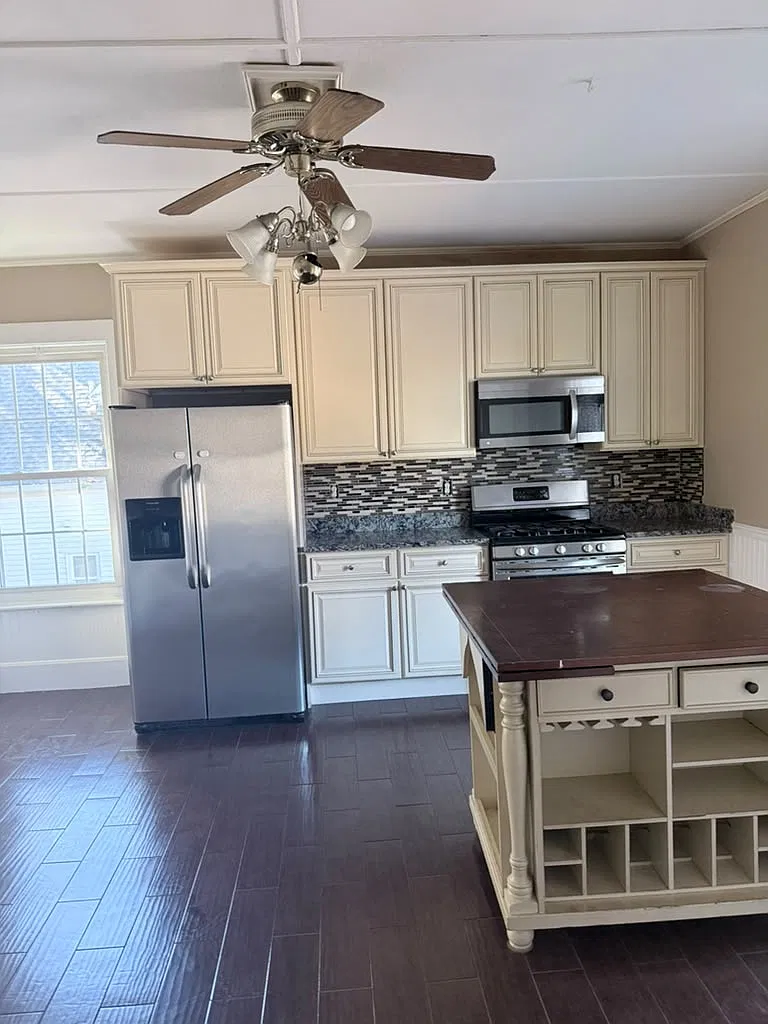 4 bed, $2,600 — Photo 1