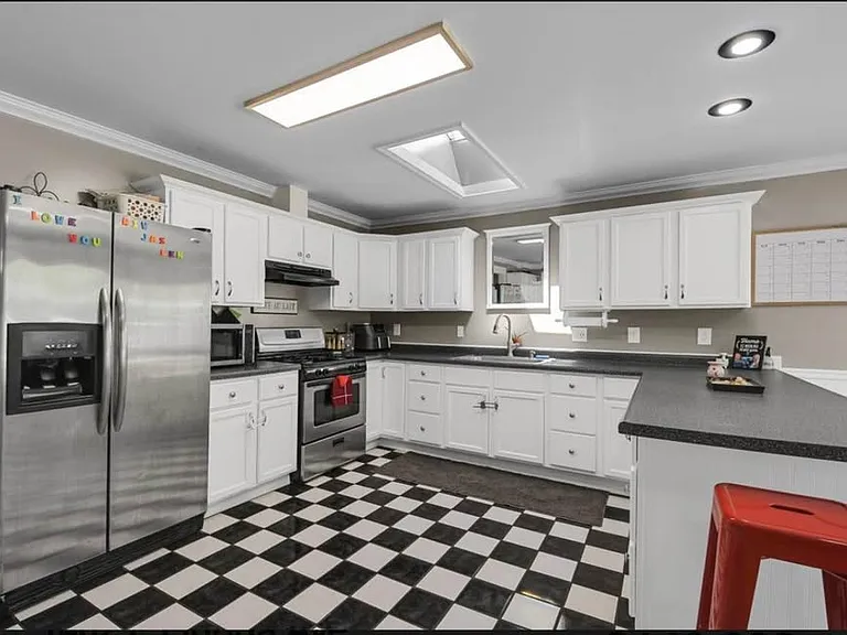 1402 E Florida Ave — Photo 2
