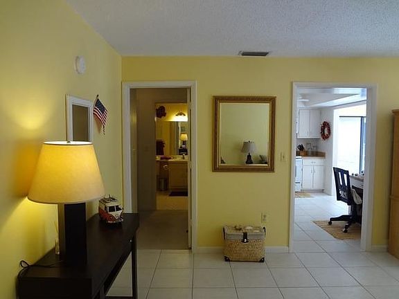 2nd image of 406 Meadowlark Ln Unit B