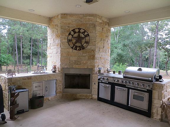 Beautiful Outdoor Fireplace and Kitchen. Perfect for entertaining!