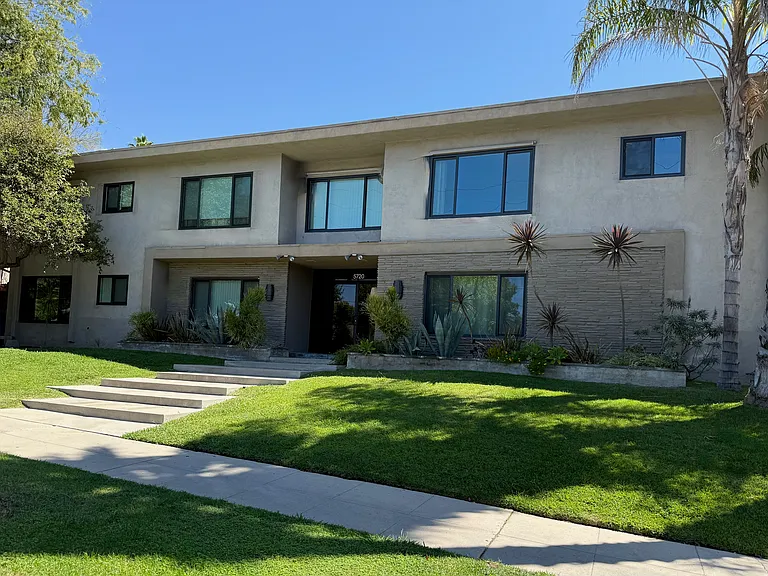 Luxury Remodeled Condo Unit, nestled in prime Noho neighborhood, close to all amenities.