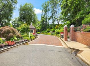 218 Gosling Hill Dr, Manhasset, NY 11030