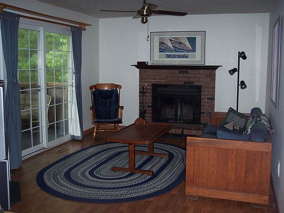 Familyroom w/fireplace