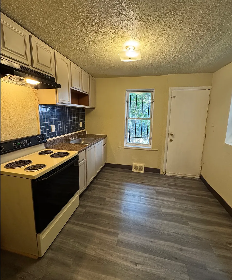 3 bed, 876 sqft, $2,000 — Photo 2