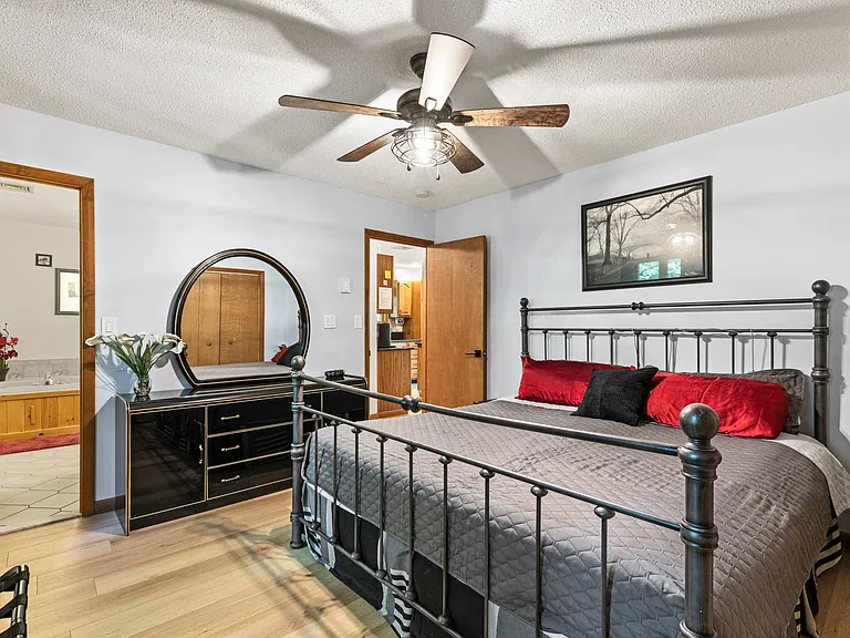 2174 Lakeview Dr E — Photo 36