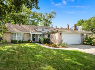 1145 Weeping Willow Ln, Libertyville, IL 60048