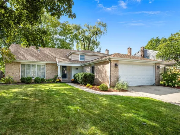 1145 Weeping Willow Ln, Libertyville, IL 60048