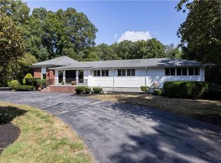 105 Gilbert Stuart Dr, Warwick, RI 02818