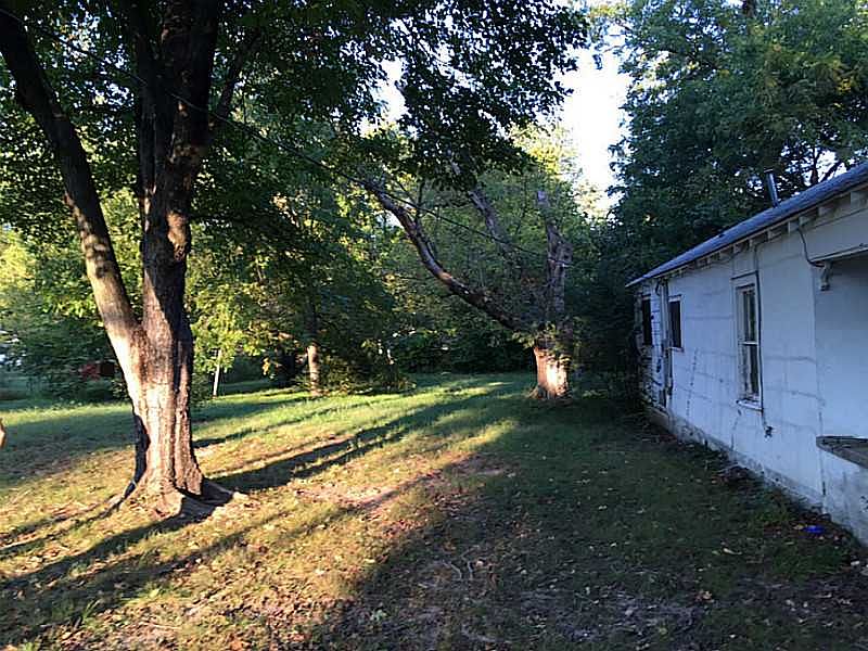 2nd image of 318 Douglas St