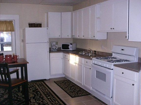 Updated Kitchen with NEW Appliances!