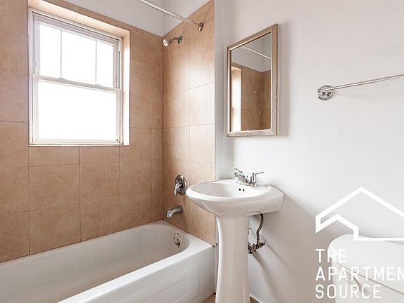 3rd image of 959 W Cornelia Ave #953-1B