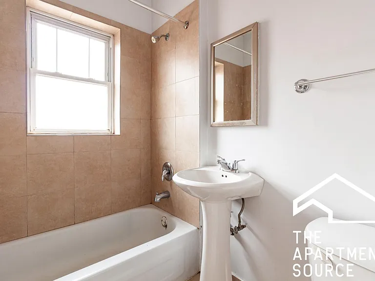 959 W Cornelia Ave #953-1B — Photo 3