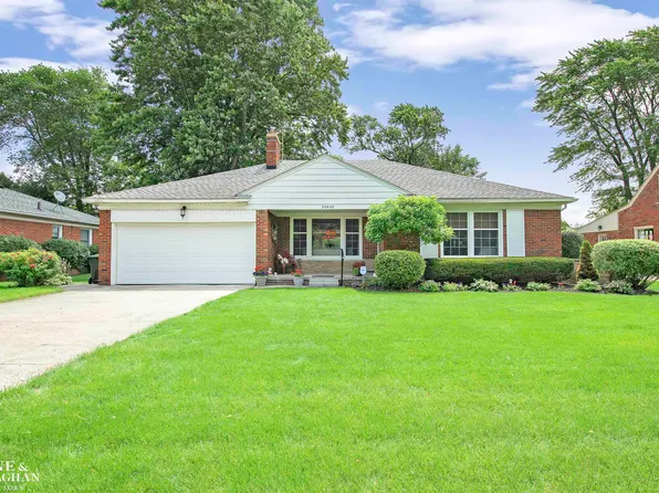 20640 Fairway Ln, Grosse Pointe Woods, MI 48236