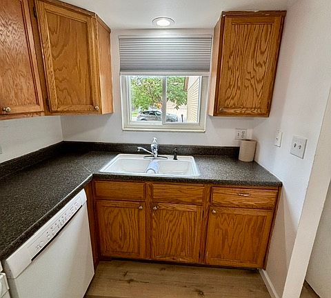 3rd image of 83 S Newland Ct