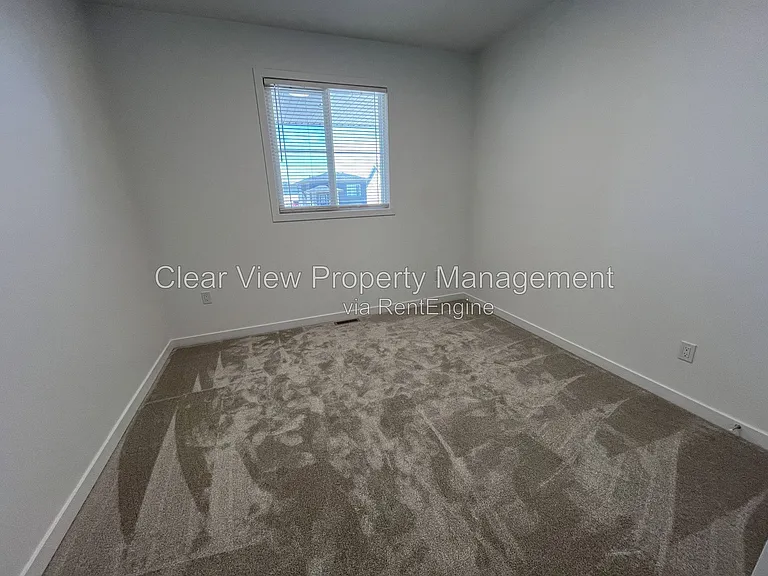 319 Aquitania Blvd W #UPPER LEVEL — Photo 12