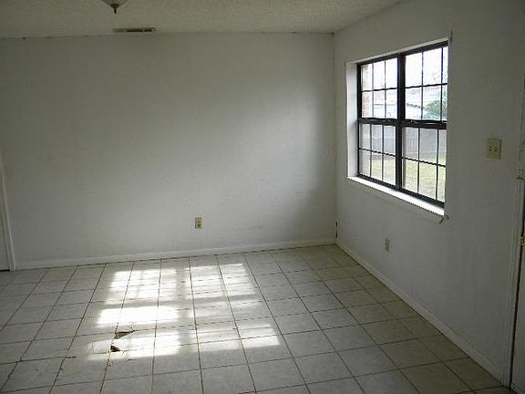 4th image of 14404 Oakwood Ln