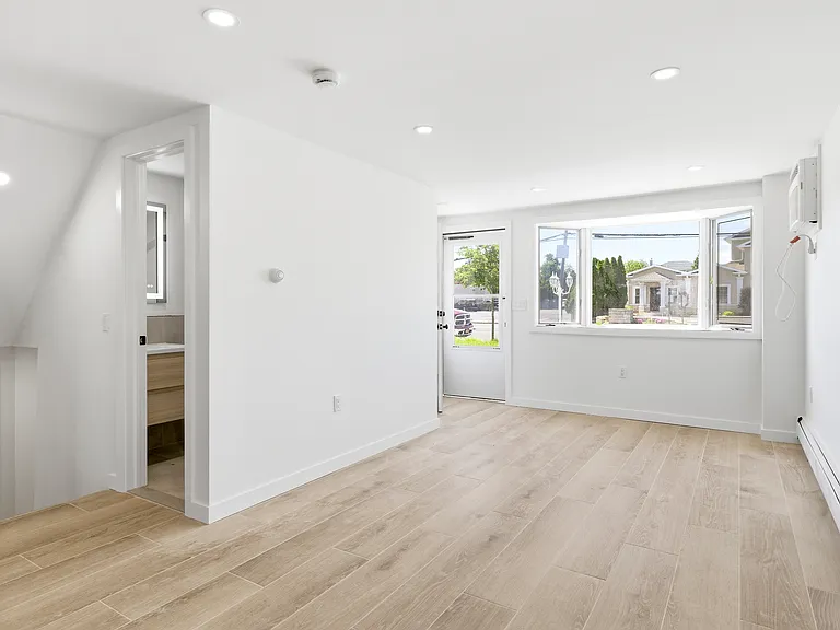 561 Woodbury Rd — Photo 15