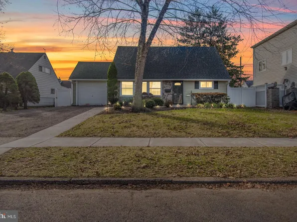 53 Kentucky Ln, Levittown, PA 19055