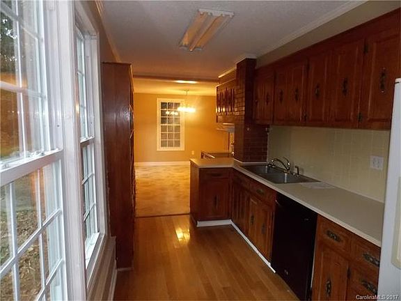 5th image of 142 Tommys Ln