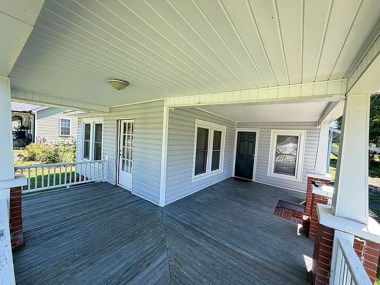 918 Laura Ave — Photo 2