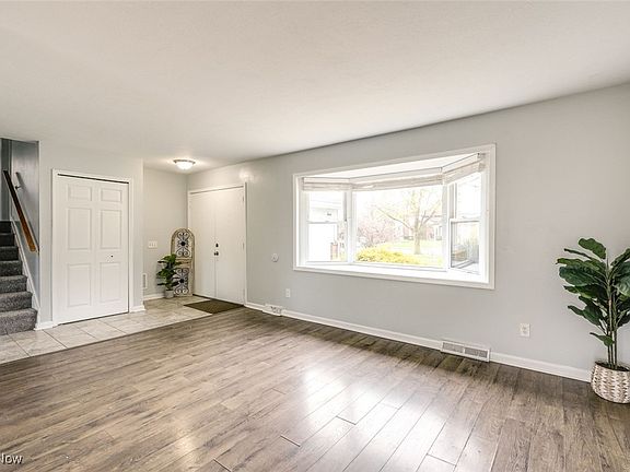 5th image of 644 University Ave