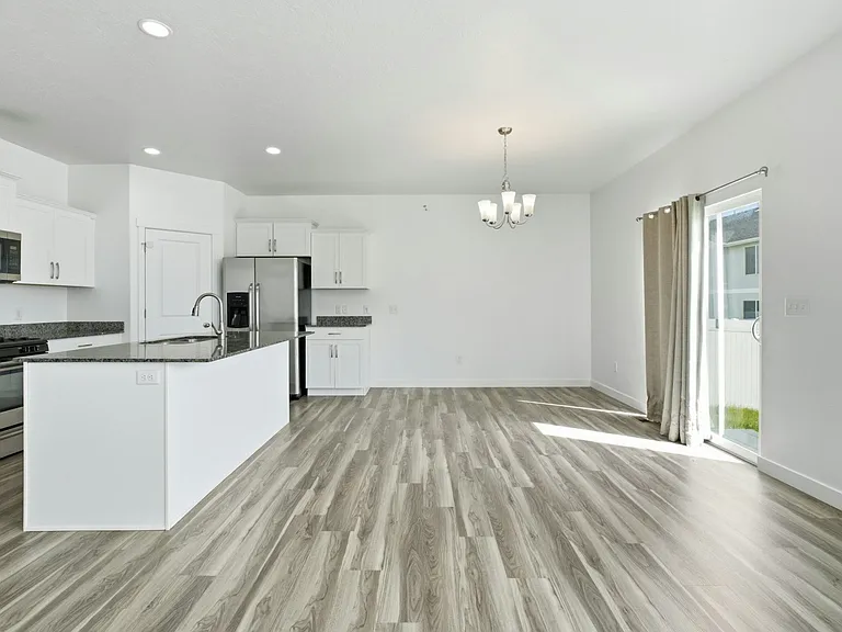 506 S Highpoint Dr — Photo 4
